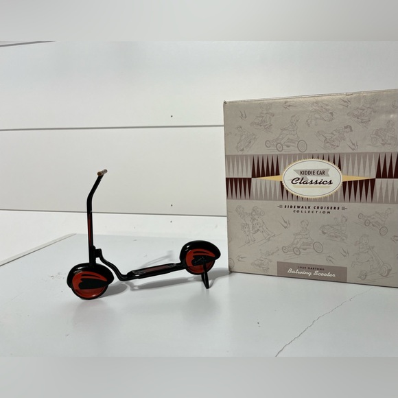 Hallmark 1939 Garton Batwing Scooter replica - Picture 2 of 6